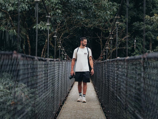 NIKIN Sam Weber en route avec sa caméra sur un pont.
