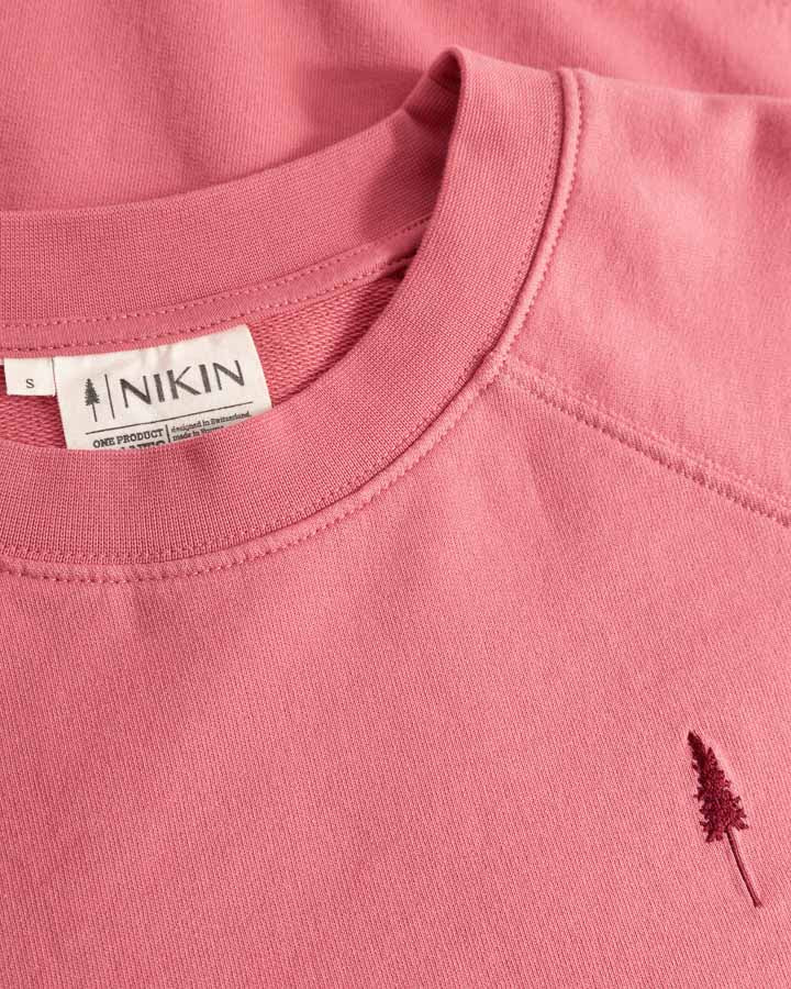 NIKIN Raglan Femme Berry, pull pour femme, rose, petit logo arbre et NIKIN à l'encolure.