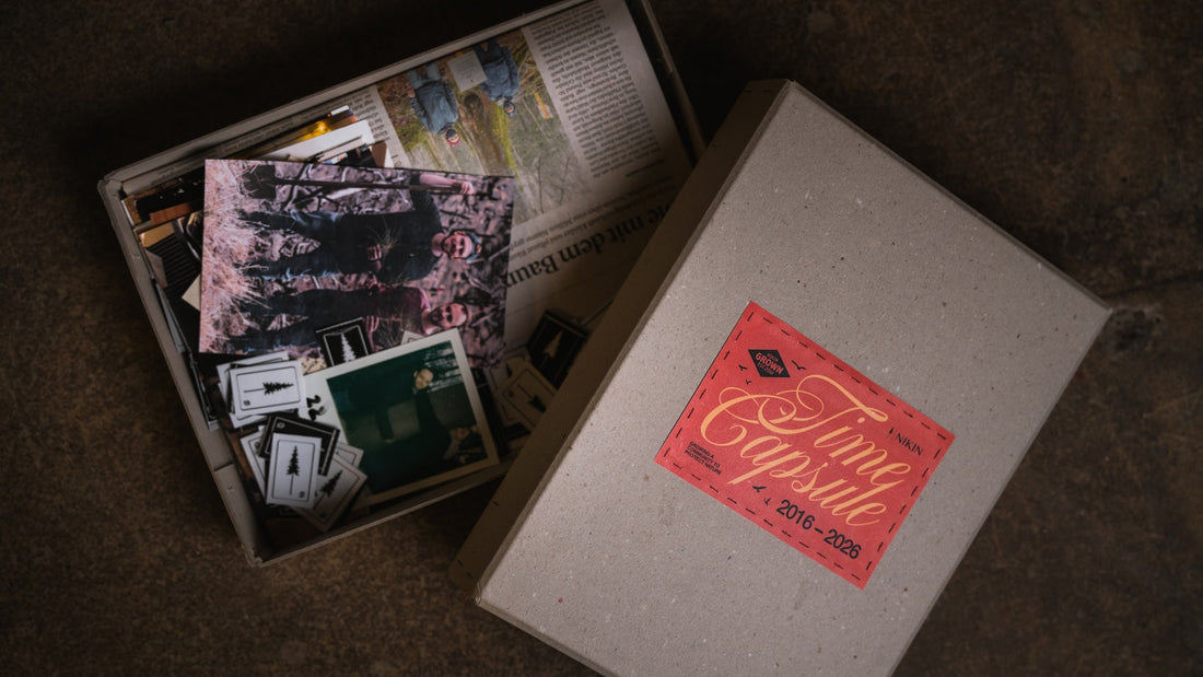 NIKIN Capsule Boîte en carton remplie de vieux souvenirs.