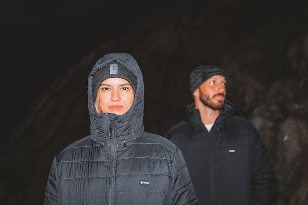 Une femme et un homme sont dehors et portent la TreeJacket Insulated.
